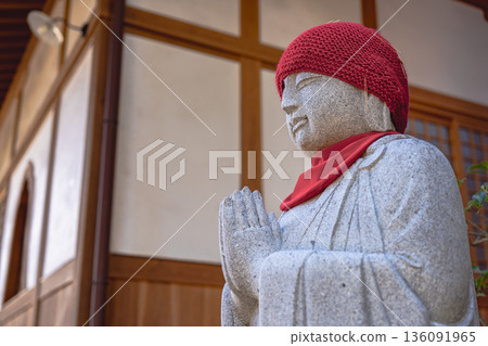 輪王寺的地藏菩薩,頭戴紅色兜帽,雙手合十祈禱。 輪王寺的地藏菩薩,頭戴紅色兜帽,雙手合十祈禱。 136091965