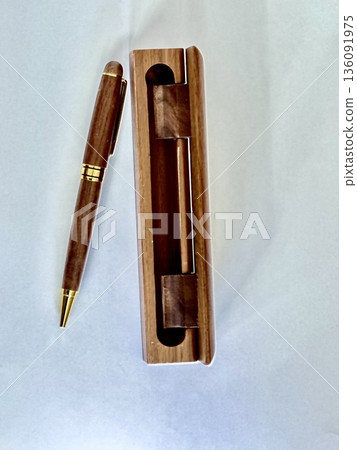 白色背景上的木製原子筆及其筆盒呈對角線排列 白色背景上的木製原子筆及其筆盒呈對角線排列 136091975
