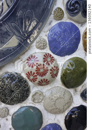 沖繩傳統瓷磚牆和石竹裝飾 136092140