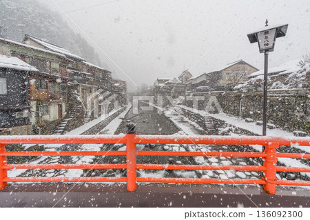 Gujo Hachiman in Winter (Gifu Prefecture) 136092300