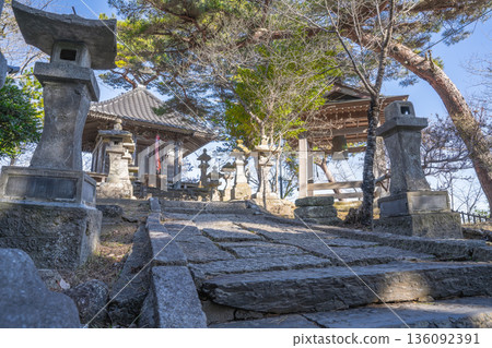 毘沙門堂四周環繞著石燈籠,靜謐地坐落在八十守寺院內。 毘沙門堂四周環繞著石燈籠,靜謐地坐落在八十守寺院內。 136092391