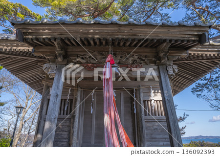 毘沙門堂正面,至今仍保留著雕塑和鐘繩,以及八岐大蛇的祈禱文。 毘沙門堂正面,至今仍保留著雕塑和鐘繩,以及八岐大蛇的祈禱文。 136092393