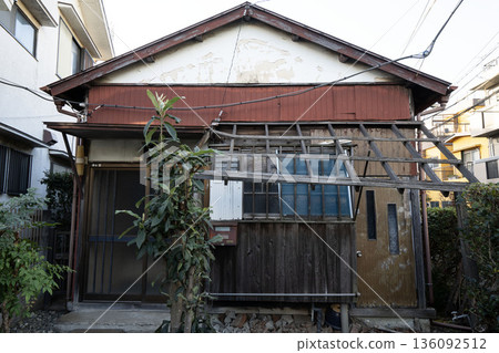 老式木屋、破舊的昭和時代屋、小型單層木屋 老式木屋、破舊的昭和時代屋、小型單層木屋 136092512