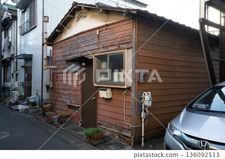 老式木屋、破舊的昭和時代屋、小型單層木屋 136092513