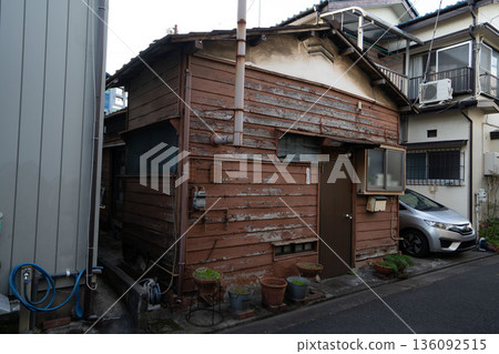 Old-fashioned wooden houses, dilapidated Showa-era houses, small wooden one-story houses Old-fashioned wooden houses, dilapidated Showa-era houses, small wooden one-story houses 136092515
