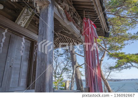 透過鐘繩望去，可以看到大海和松林，以及毘沙門道的祈禱空間。 136092667