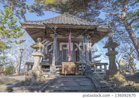 八十守的毘沙門堂,一座被石燈籠和松樹環繞的祈禱殿。 八十守的毘沙門堂,一座被石燈籠和松樹環繞的祈禱殿。 136092670