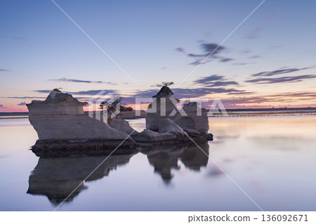 松河浦門司島和沖賀島寧靜的朝霞 松河浦門司島和沖賀島寧靜的朝霞 136092671