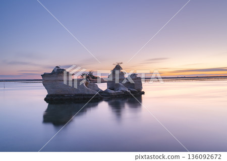 沐浴在朝霞中的松河浦門司島和沖賀島 136092672