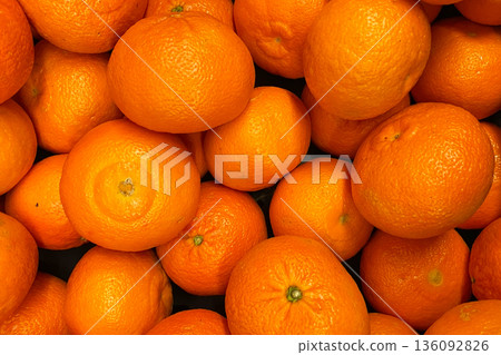 Vibrant Pile of Fresh Ripe Oranges 136092826