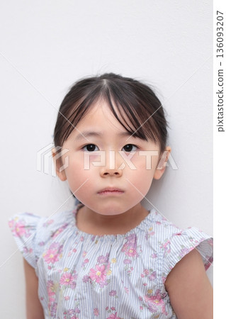 4歲女孩的上半身像(白色背景,無背景) 4歲女孩的上半身像(白色背景,無背景) 136093207