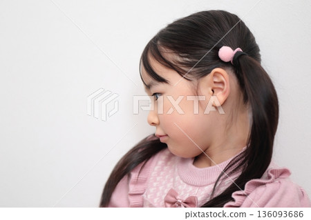 Upper body of a 4-year-old girl (white background, no background) Upper body of a 4-year-old girl (white background, no background) 136093686