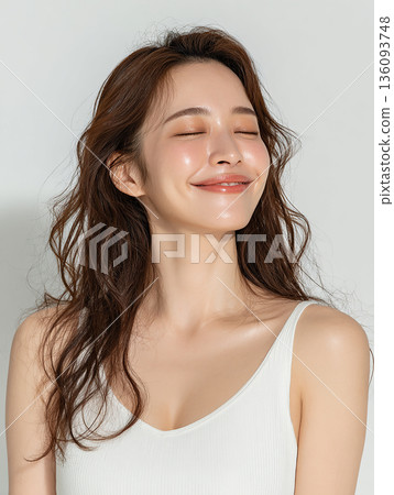 一位面帶笑容的年輕女子，清晨的醒來和生活方式 136093748