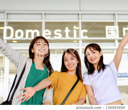 Three happy women at the airport _■Photography cooperation: Kansai International Airport (KIX) Three happy women at the airport _■Photography cooperation: Kansai International Airport (KIX) 136093894