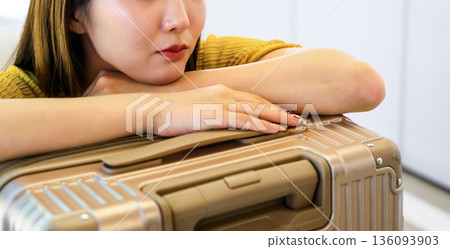 一位女士靠在她的行李箱上。照片由關西國際機場（KIX）提供。 136093903