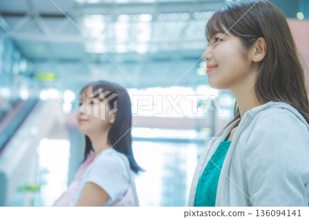 兩位朋友並肩站在機場。照片由關西國際機場（KIX）提供。 136094141