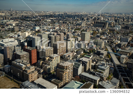 從東京江戶川區船堀塔樓大廳眺望，東京江戶川區景色盡收眼底，東京人口密集的住宅區，藍天下的繁華都市。 136094832