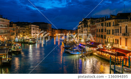 Venice night view and Grand Canal from the Rialto Bridge Venice night view and Grand Canal from the Rialto Bridge 136094895
