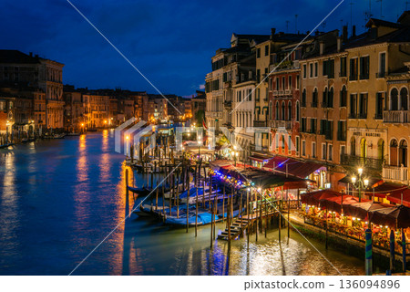 從裡亞托橋眺望威尼斯夜景和大運河 136094896