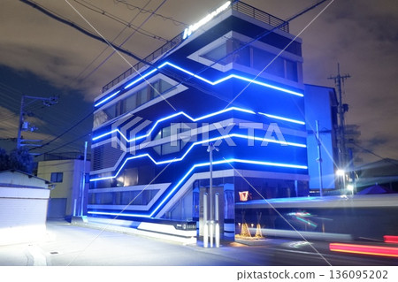 東大阪小型工廠區裡一棟美麗的霓虹燈建築。 136095202