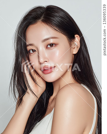 一位擁有亮澤直髮的亞洲女性，化著精緻的妝容，這是一張影棚拍攝的照片。 136095339