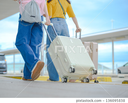 Travelers pulling suitcases ■Photography courtesy of Kansai International Airport (KIX) 136095838