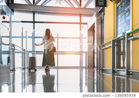 一名女子在機場拉著行李箱。照片由關西國際機場（KIX）提供。 136095939