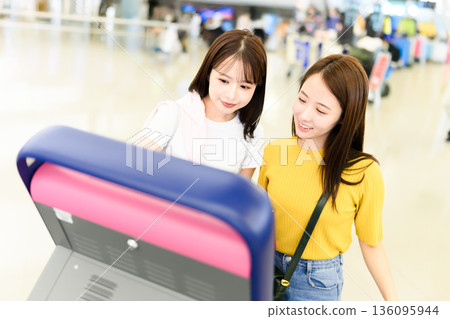 一位朋友正在機場操作機器。照片由關西國際機場（KIX）提供。 136095944
