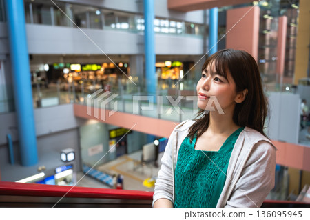 A woman looking to the future at the airport ■Photography cooperation: Kansai International Airport (KIX) 136095945