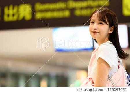 一位女士在機場候機。照片由關西國際機場（KIX）提供。 136095951