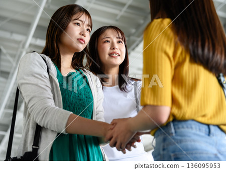 機場重逢握手 ■攝影協助：關西國際機場（KIX） 136095953