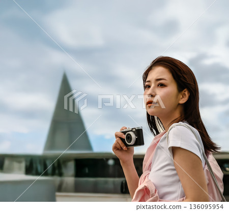 奇幻旅行中的女性帶著相機 136095954