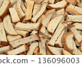 Crispy white bread croutons 136096003
