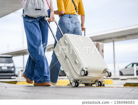 旅客拖著行李箱 ■圖片由關西國際機場(KIX)提供 旅客拖著行李箱 ■圖片由關西國際機場(KIX)提供 136096083