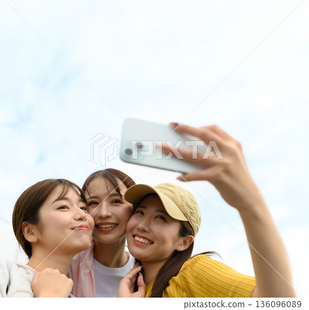三位女性的自拍照 ■攝影合作：關西國際機場（KIX） 136096089