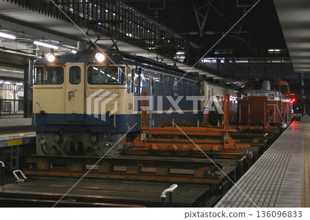 Rail transport train and Rapid Moonlight Kyushu (upbound train) stopped at Okayama Station on the Sanyo Main Line 136096833
