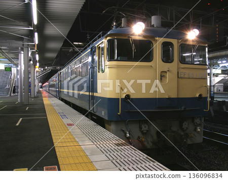 Special Rapid Moonlight Kochi-Matsuyama train stopping at Okayama Station Special Rapid Moonlight Kochi-Matsuyama train stopping at Okayama Station 136096834