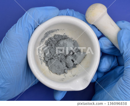 Zinc powder is a chemical element with the symbol Zn and atomic number 30. 136096838