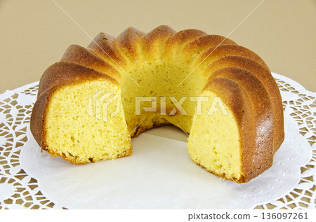 ring-shaped sponge cake ring-shaped sponge cake 136097261