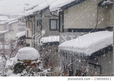 岩手縣瀧澤市居民區的冬季景色 136098921