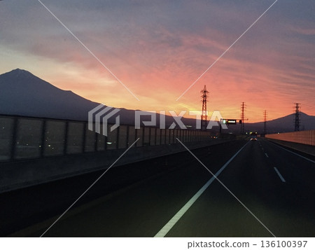 富士山和公路在夕陽下的輪廓 富士山和公路在夕陽下的輪廓 136100397