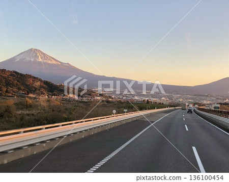 清晨的富士山與高速公路:通往城市的日本風景 清晨的富士山與高速公路:通往城市的日本風景 136100454