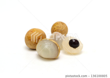 白色背景上的龍眼 136100805