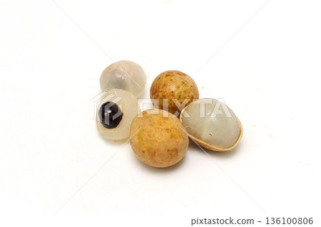 白色背景上的龍眼 136100806