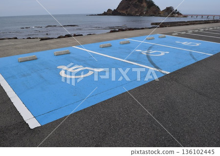 殘疾人停車場輪椅標記 殘疾人停車場輪椅標記 136102445