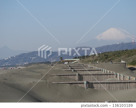 湘南和富士山的岸邊 136103189