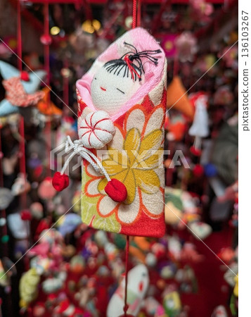 五顏六色的掛娃娃 136103267