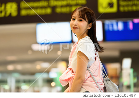 Smiling female traveler at the airport ■Photography courtesy of Kansai International Airport (KIX) 136103497