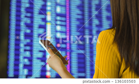 一名女子在機場查詢資料。照片由關西國際機場（KIX）提供。 136103503