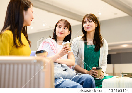 三位女士在機場聊天。照片由關西國際機場(KIX)提供。 三位女士在機場聊天。照片由關西國際機場(KIX)提供。 136103504